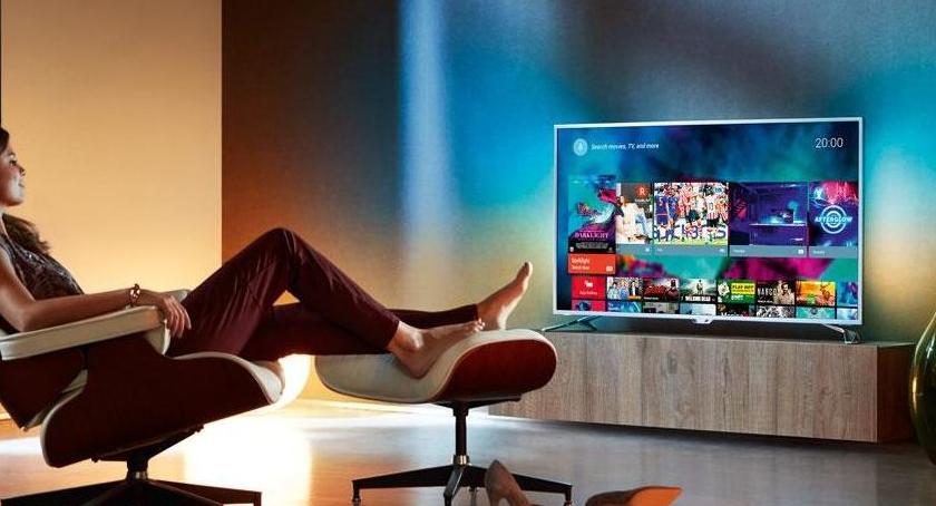 Podczas dni wolnych można zrelaksować się przy telewizorze od Dora Falenica.